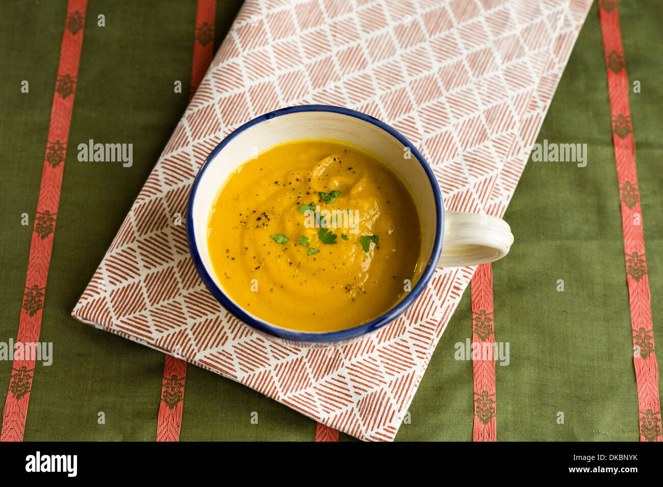 Einfache Ansicht Winter Karotte und Koriander Gemüsesuppe, in große Tasse. Stockfoto