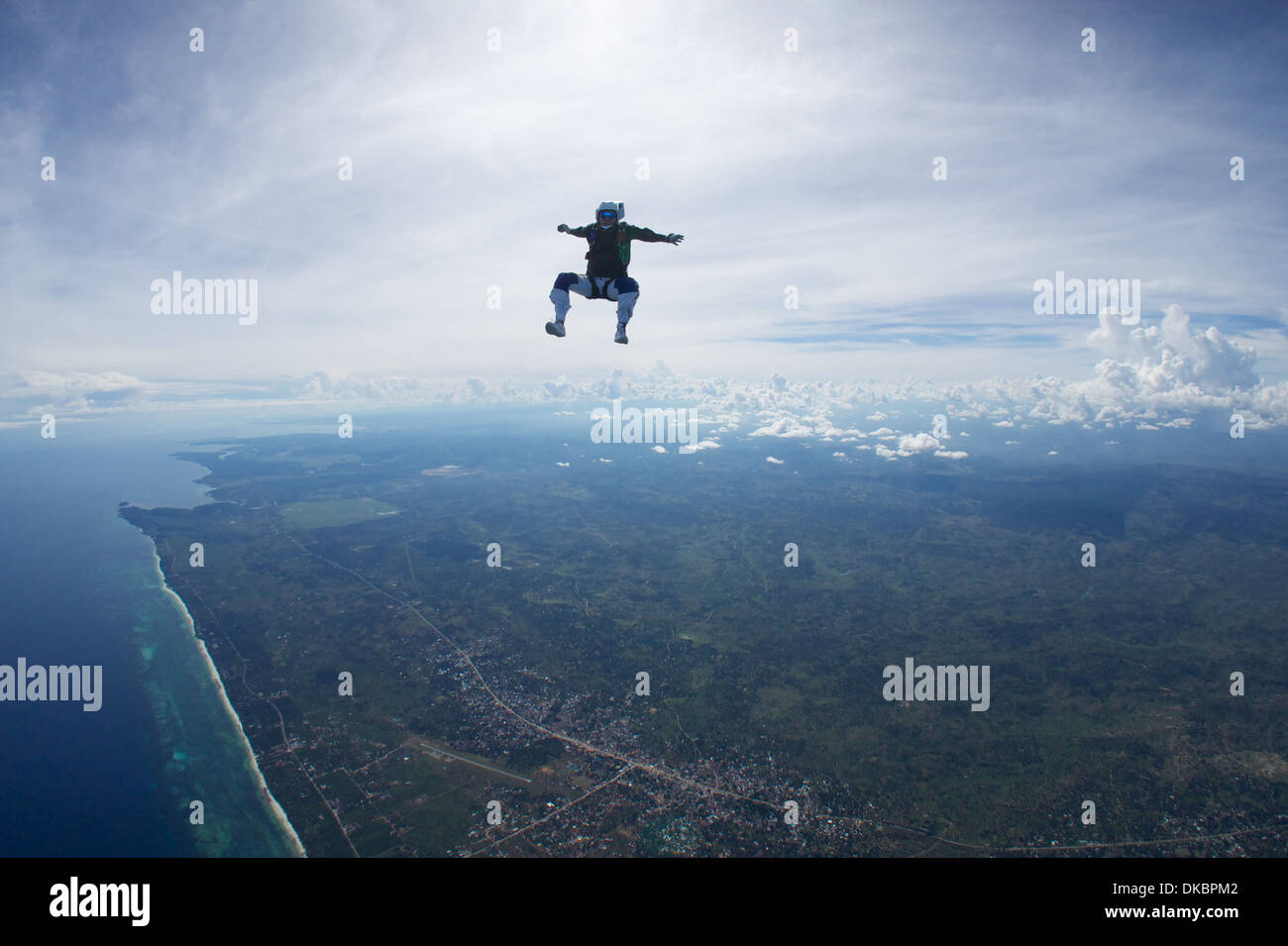 Solo Fallschirmspringer Freeflying über Diani Beach, Kenia Stockfoto