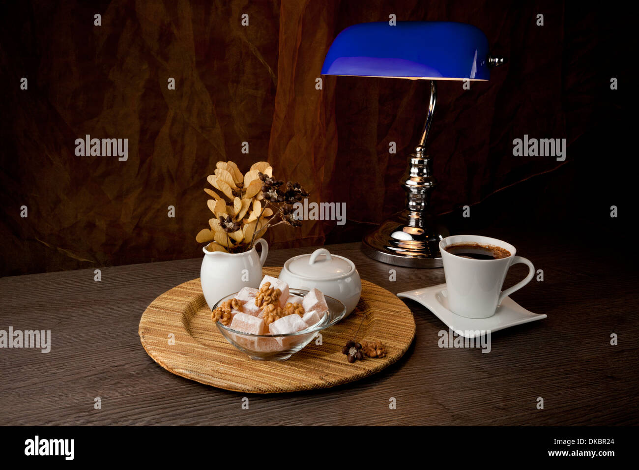 Turkish Delight (Lokum) Konfektion mit Kaffeekanne Stockfoto