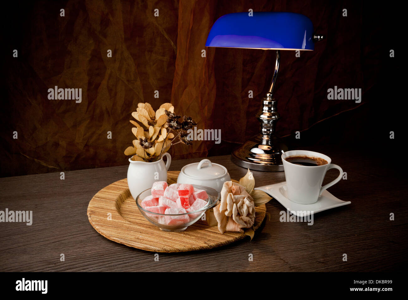 Turkish Delight (Lokum) Konfektion mit Kaffeekanne Stockfoto
