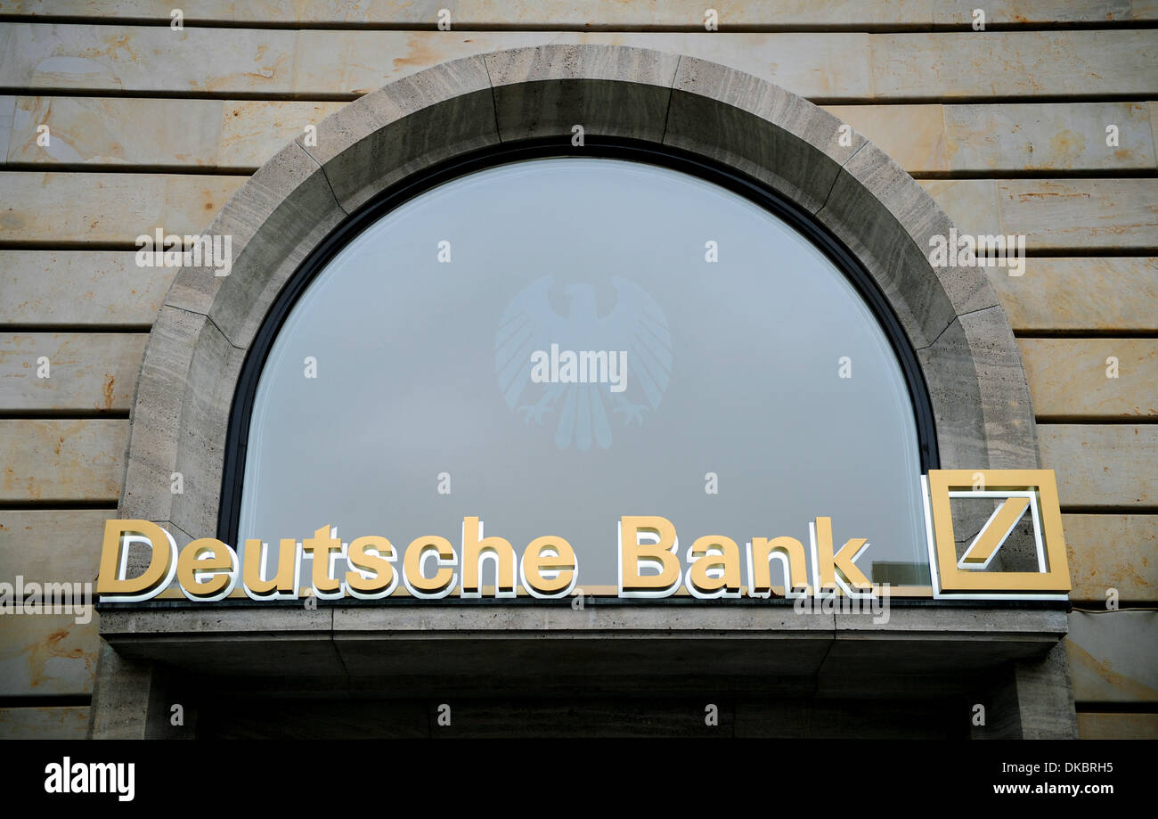 Eine Filiale der Deutschen Bank in Frankfurt/Main, Deutschland, 4. Dezember 2013 fotografiert. Die Deutsche Bank und anderen Finanzinstituten tragen 1,7 Milliarden Euro in Geldstrafen zu zahlen, zur Bearbeitung von Referenz Zinsen wie Libor und Euribor. Foto: DANIEL REINHARDT/dpa Stockfoto