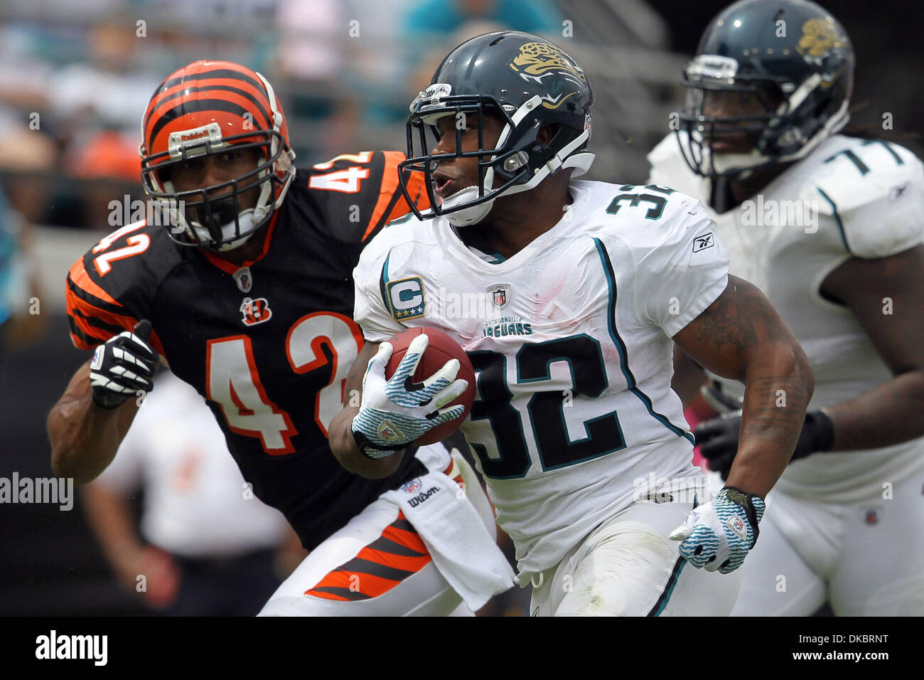 9. Oktober 2011 - läuft Jacksonville, Florida, USA - Jacksonville Jaguars Runningback Maurice Jones-Drew (32) Weg von Cincinnati Bengals starke Sicherheit Chris Crocker (42) in der NFL Football-Spiel zwischen den Cincinnati Bengals und Jacksonville Jaguars. (Kredit-Bild: © Don Montague/Southcreek/ZUMAPRESS.com) Stockfoto