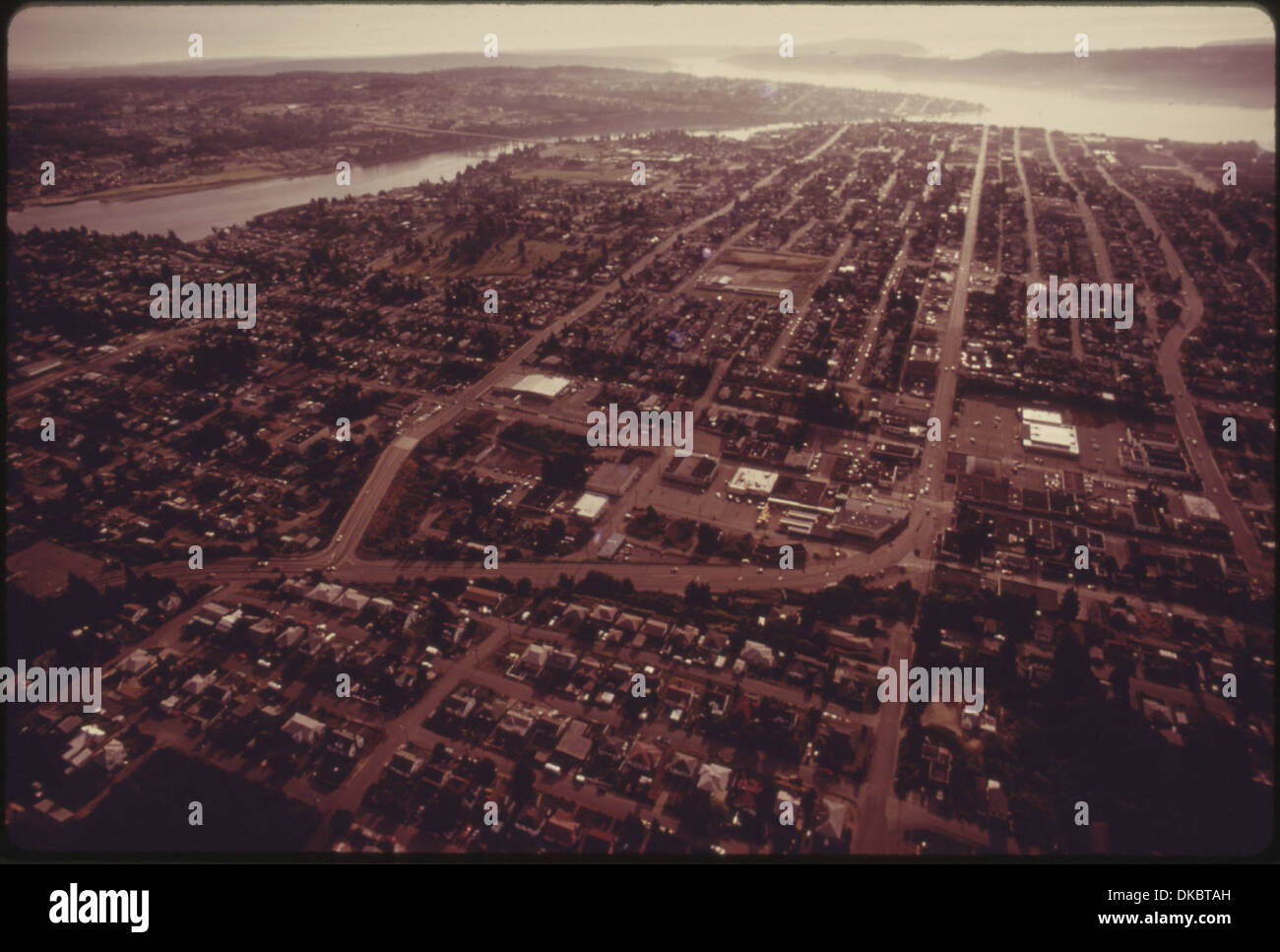 LUFTAUFNAHME, BLICK NACH OSTEN ÜBER BREMERTON UND BREMERTON DER 6TH AVENUE. DIE STADT LIEGT IN DER NÄHE DER VORGESCHLAGENE STANDORT FÜR... 556948 Stockfoto