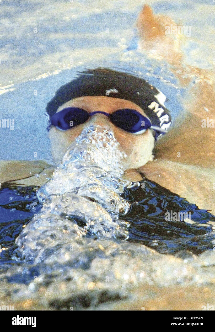 8. Oktober 2011 schalten - East Moline, Iowa, USA - Pleasant Valley TRISHA MARTIN Oberflächen nach einem Flip während ihr Rücken Teil des 200-Hof-Lagenstaffel bei den United Township Invitational. Das Team beendete erst mit dem Zeitpunkt der 1:57. 44. (Kredit-Bild: © John Schultz/Quad-Stadt Times/ZUMAPRESS.com) Stockfoto