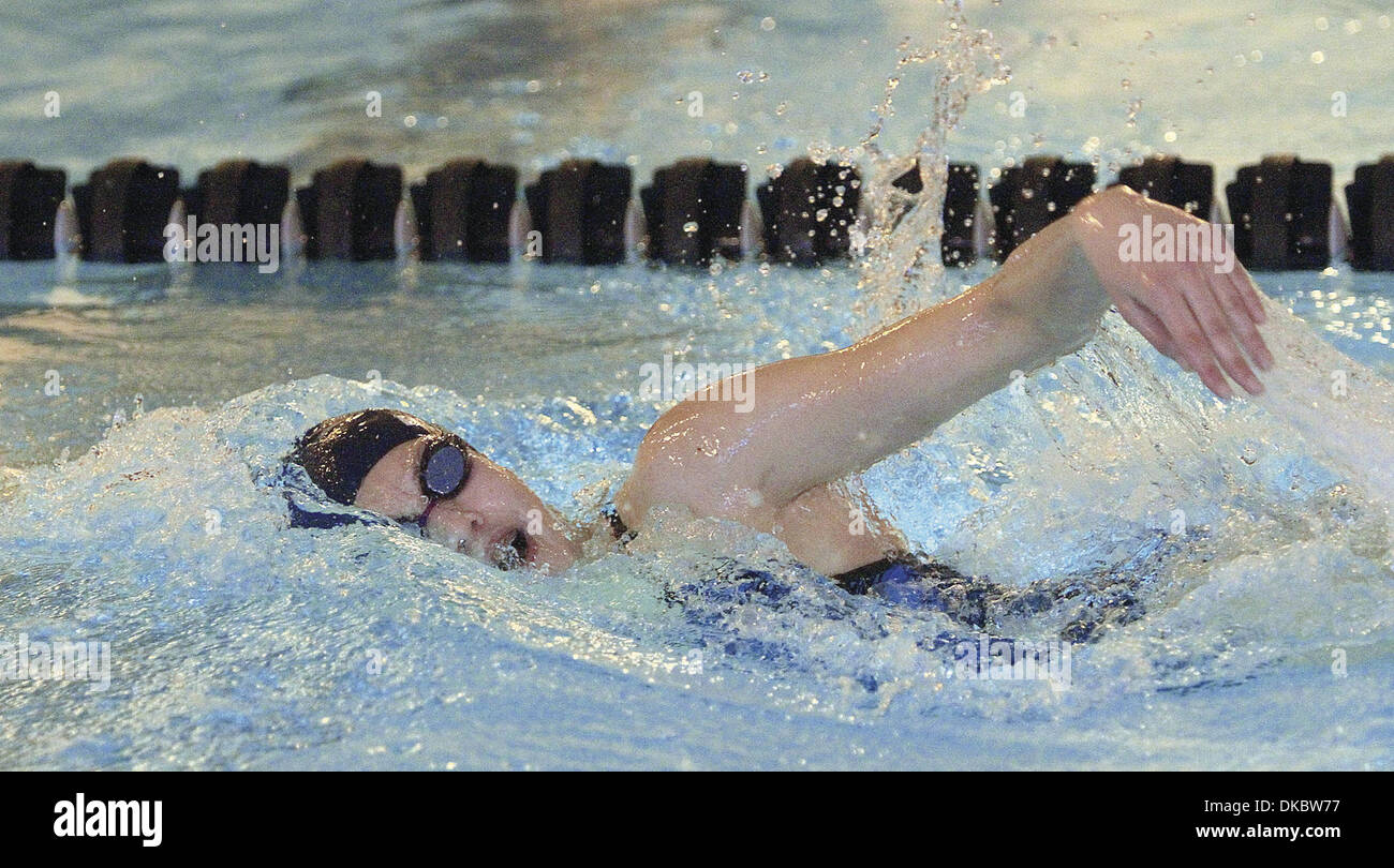 8. Oktober 2011 - East Moline, Iowa, USA - Pleasant Valley Evan Hundley schwimmt 200 Yard Freestyle, Samstag während der United Township Invitational. Sie beendete erst mit der Zeit der 1:59.95. (Kredit-Bild: © John Schultz/Quad-Stadt Times/ZUMAPRESS.com) Stockfoto
