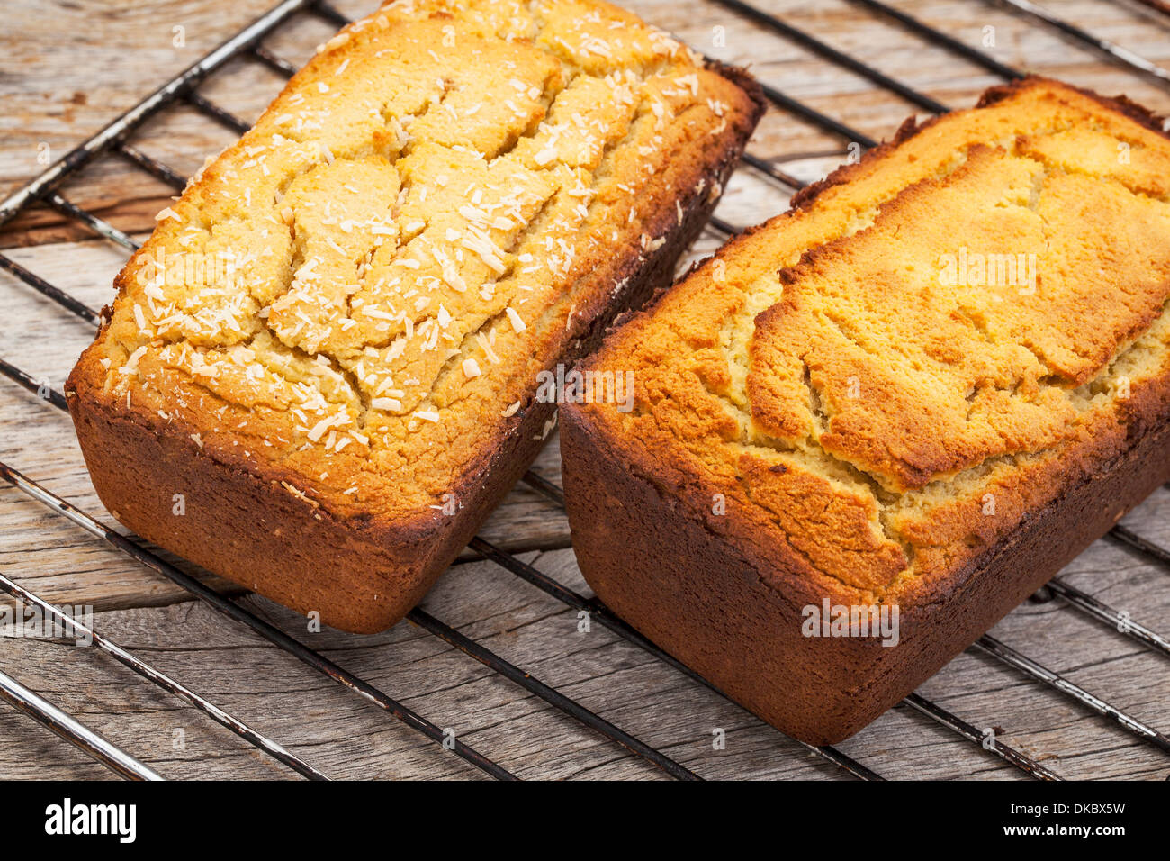 frisch gebackene zwei Mini Brote Gluten freie Kokos Mehl Brot auf einem Kuchengitter abkühlen Stockfoto