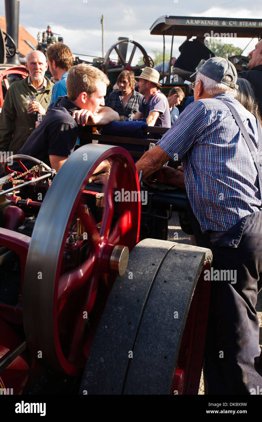 Zugmaschine-Enthusiasten bei einer Dampf-Kundgebung in Heacham, Norfolk. Stockfoto