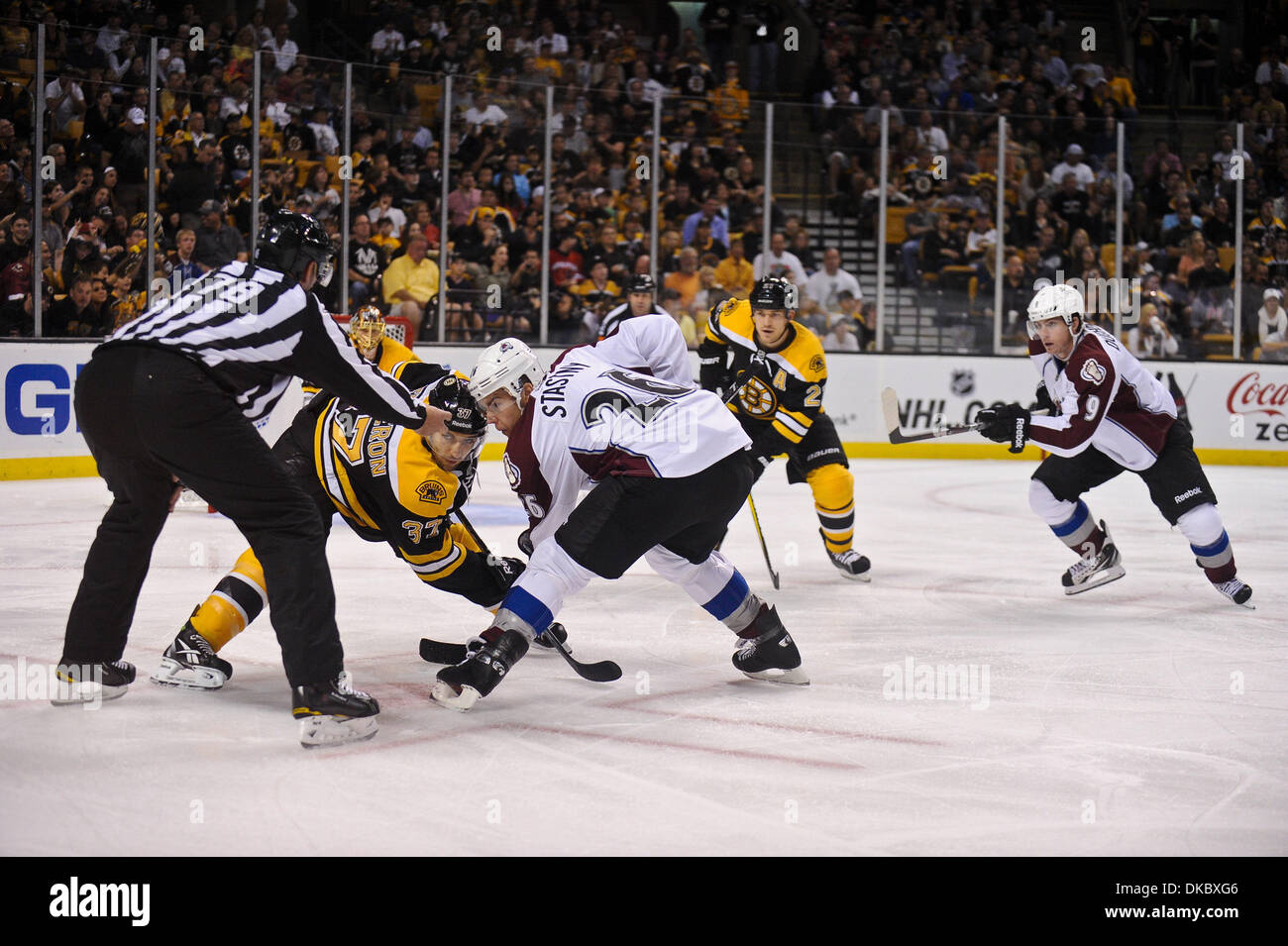 10. Oktober 2011 - warten Boston, Massachusetts, USA - Boston Bruins Center Patrice Bergeron (37) und Colorado Avalanche Center Paul Stastny (26) den Puck zu fallen. Die Colorado Avalanche Niederlage der Boston Bruins 1 - 0 im TD Garden. (Bild Kredit: Geoff Bolte/Southcreek/ZUMAPRESS.com ©) Stockfoto