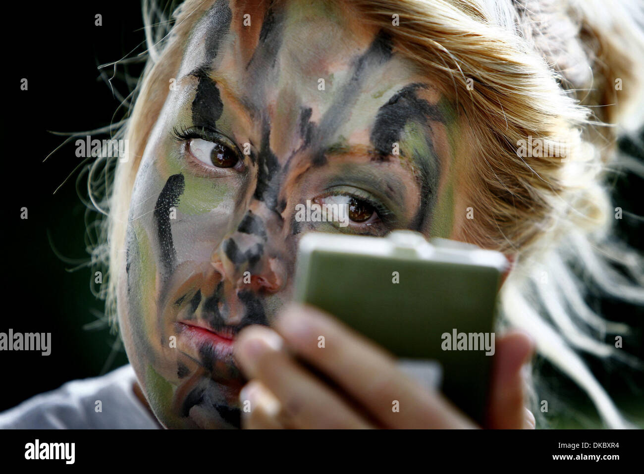 11. Oktober 2011 gilt - Memphis, Tennessee, USA - Universität von Memphis Luftwaffe ROTC Student CHRISTY HOLLOWAY Holloway Tarnung Gesicht malen während einer Trainingseinheit mit Mitglied der Tennessee Air National Guard. Schüler lernten über die Materialien und Techniken, die im Feld verwendet werden, um ein gestrandetes Flieger zu helfen. (Kredit-Bild: © Mark Weber/The Commercial Appeal/ZUMAPRESS Stockfoto