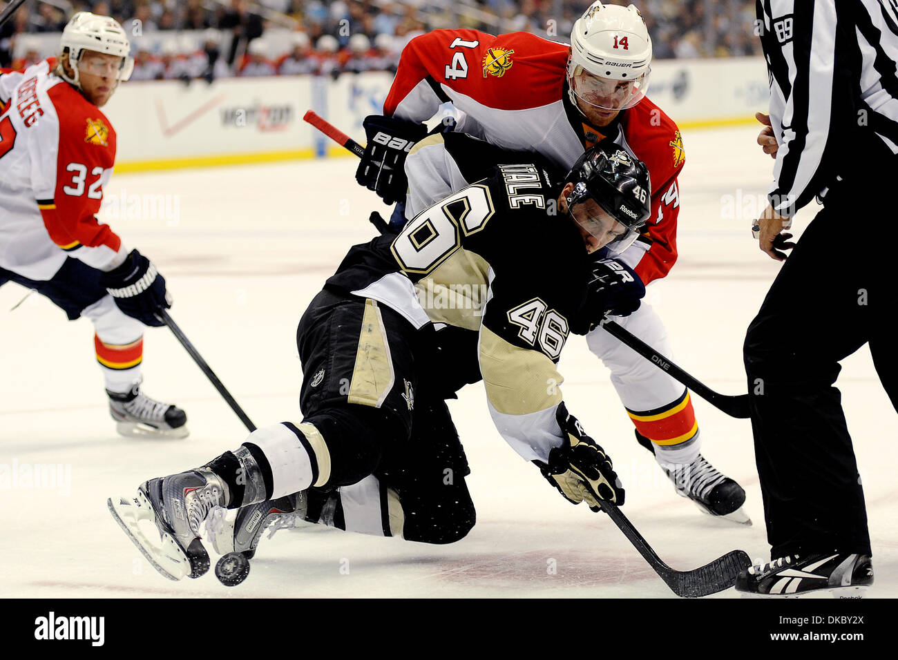 11. Oktober 2011 - nehmen PENNSYLVANNIA, Pittsburgh, USA - Pittsburgh Penguins Center Joe Vitale (46) und Florida Panthers Zentrum Tomas Fleischmann (14) Uhr der Puck nach dem Gesicht in der ersten Periode als die Pittsburgh Penguins herunterrollen auf die Florida Panthers im CONSOL Energy Center in Pittsburgh, PA... Pinguine besiegen die Panthers 4-2. (Kredit-Bild: © Dean Beattie/Southcreek/ZUMAPRE Stockfoto