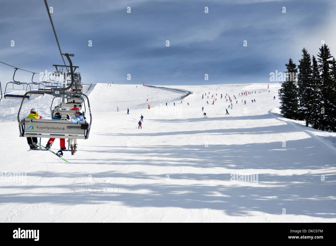 Sessellift mit breiten blauen Piste Skifahren, Zell am See, Österreichische Alpen Stockfoto