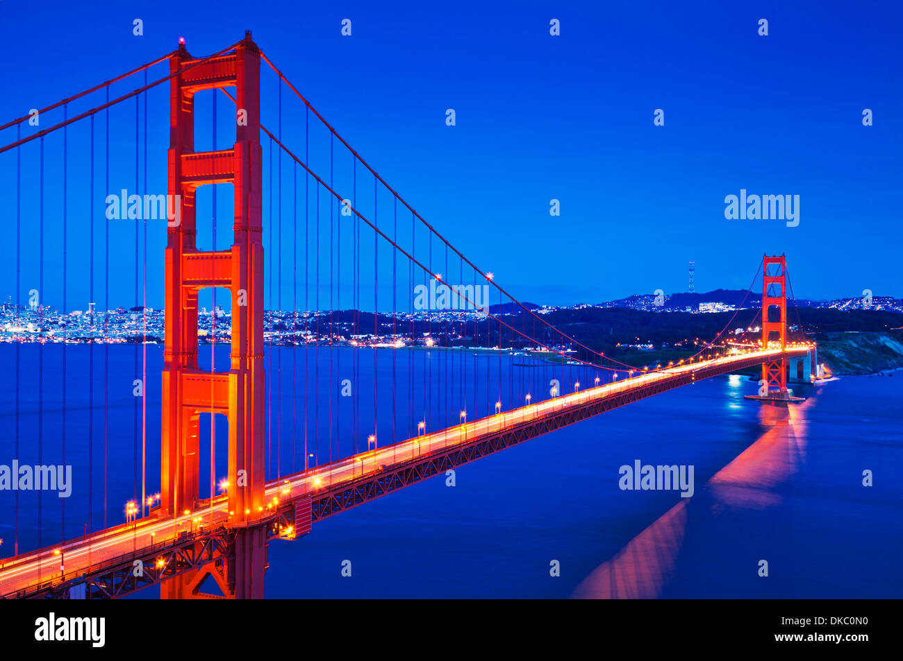 San Francisco Golden Gate Bridge bei Nacht mit Ampel Routen über die Brücke San Francisco Kalifornien, USA Stockfoto