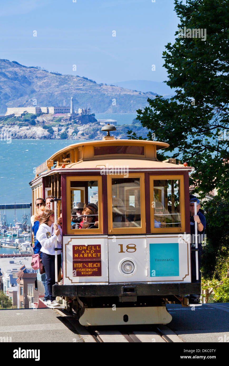 San Francisco Cable cars mit Alcatraz-Insel in der Bucht hinter Kalifornien USA Vereinigte Staaten von Amerika Stockfoto