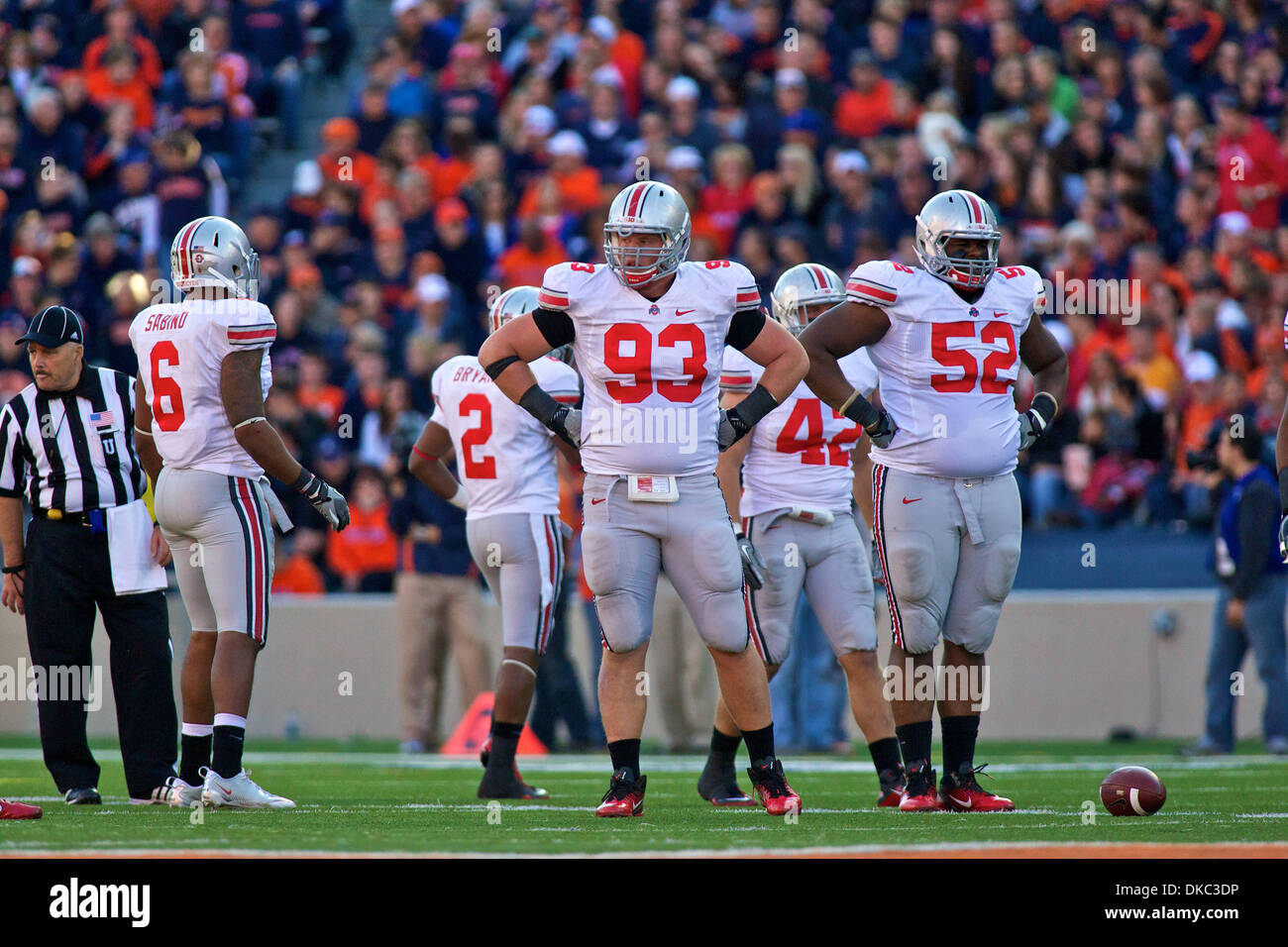 15. Oktober 2011 - Champaign, Illinois, USA - Ohio State Buckeyes Linebacker Etienne Sabino (6), Buckeyes defensiv angehen Adam Bellamy (93) und defensive Lineman Johnathan Hankins (52) line-up vor dem Spiel im dritten Quartal das Spiel zwischen Ohio State und Illinois im Memorial Stadium, Champaign, Illinois.  Ohio State besiegt Illinois 17-7. (Kredit-Bild: © Scott Stuart/Southcr Stockfoto