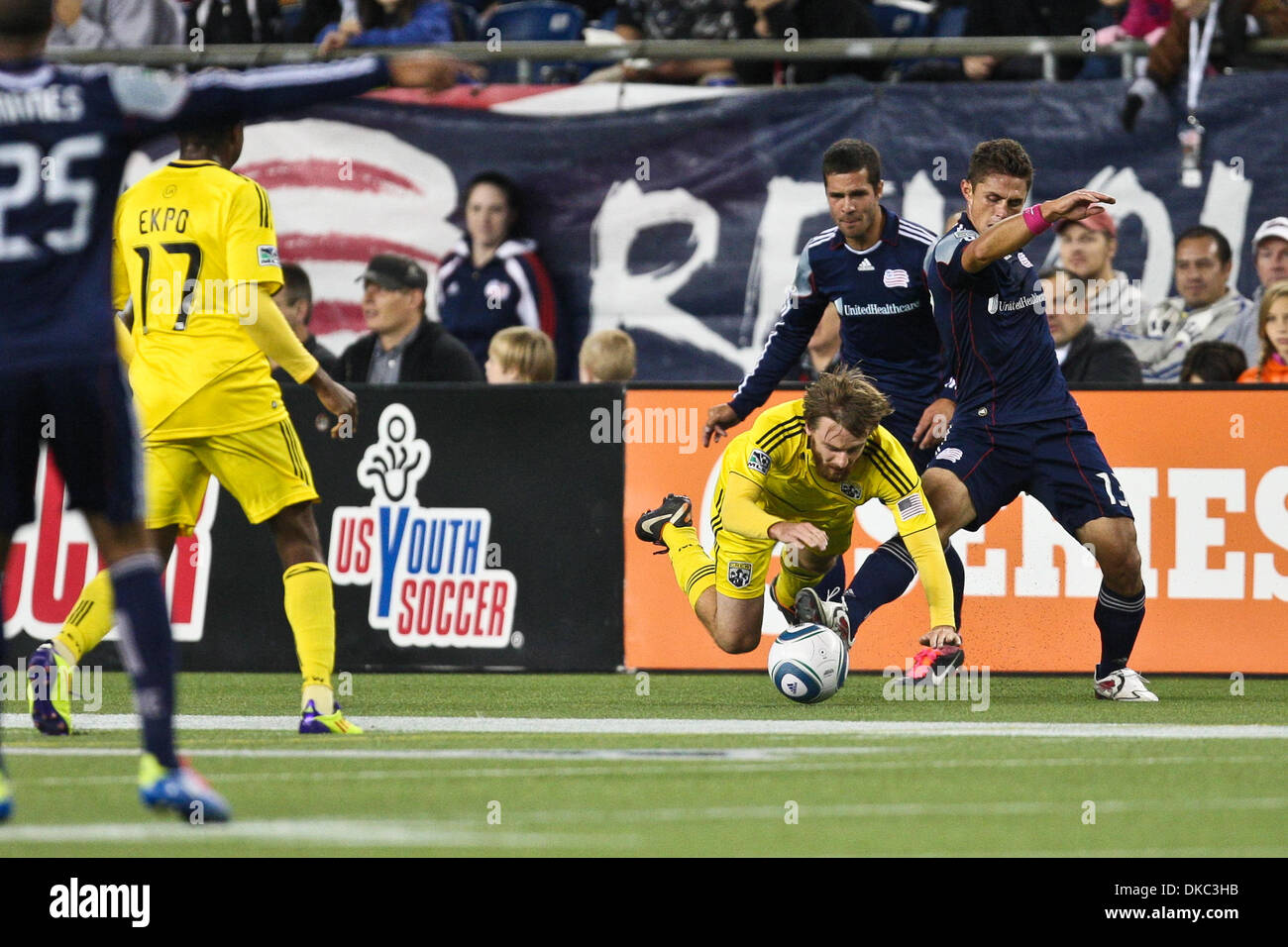 15. Oktober 2011 - kickt Foxborough, Massachusetts, USA - Columbus Crew Mittelfeldspieler Eddie Gaven (12) Reisen als New England Revolution Mittelfeldspieler Ryan Guy (13) den Ball Weg in der ersten Halbzeit des Spiels im Gillette Stadium in Foxborough, Massachusetts.  . Mannschaft schlagen Revolution 3 - 0. (Kredit-Bild: © Mark Box/Southcreek/ZUMAPRESS.com) Stockfoto