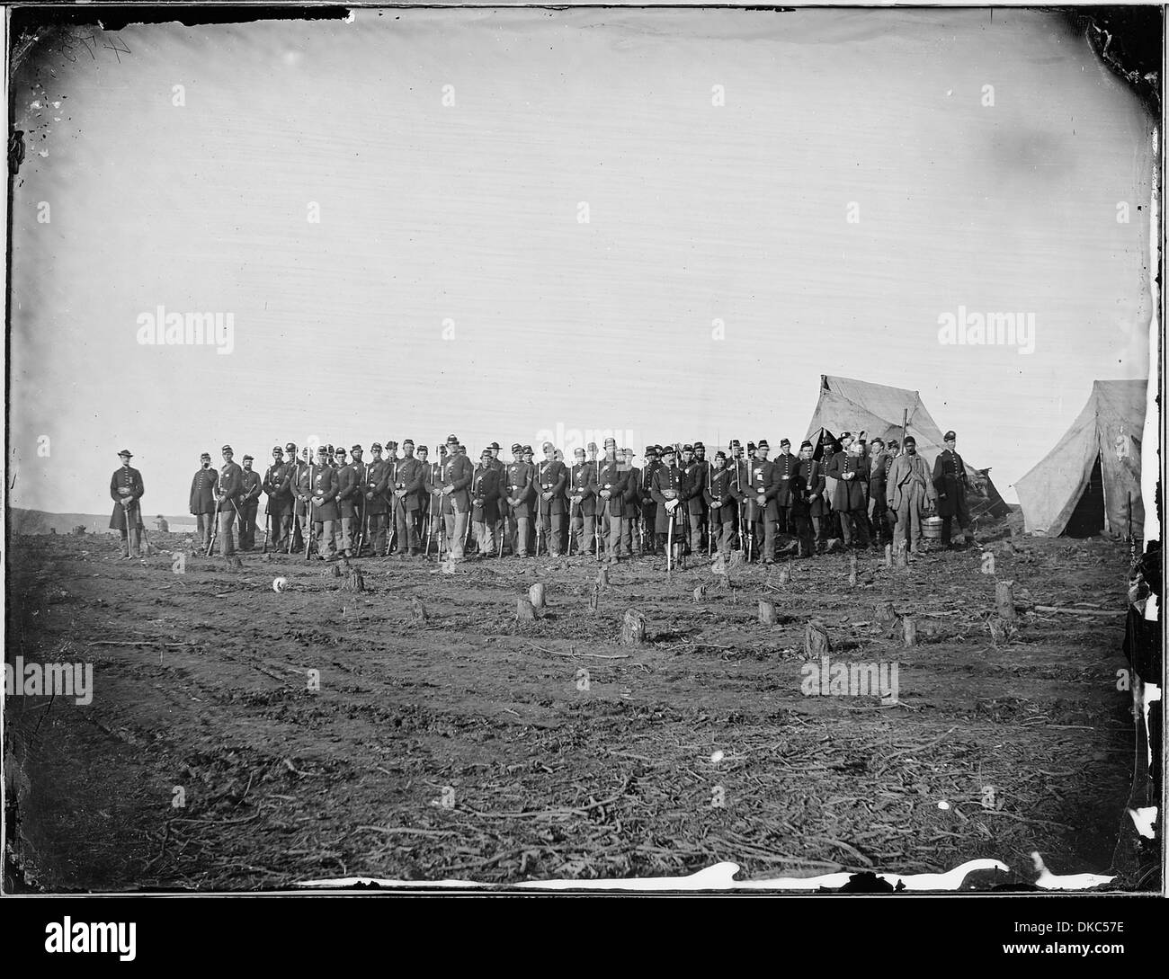 Dieses Foto zeigt eine Kompanie von Infanterie-Soldaten auf einer Parade, die die militärische Disziplin und zeremonielle militärische Präsentation zeigt, eine gängige Praxis in der Armee. Stockfoto