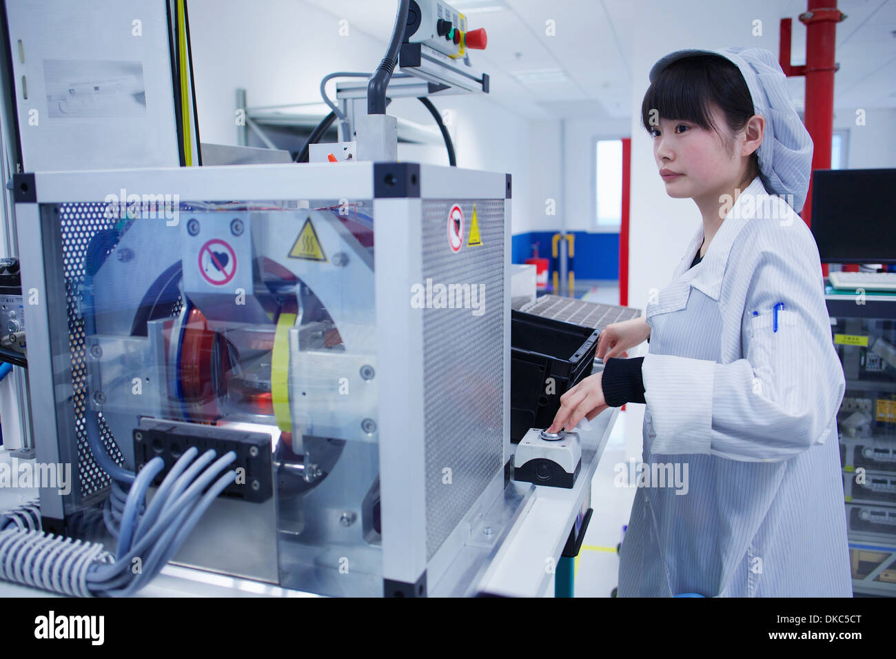 Worker bei kleinen Teilefertigung Fabrik in China Stockfoto