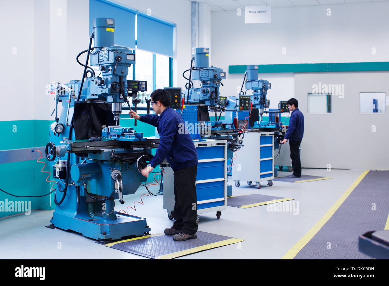 Arbeitnehmer bei kleinen Teilefertigung Fabrik in China Stockfoto