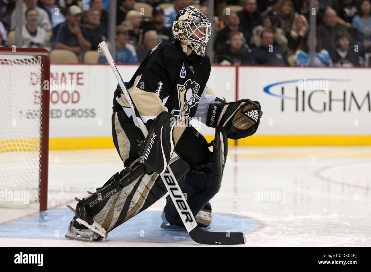 13. Oktober 2011 - Pittsburgh, Pennsylvania, USA - Pittsburgh Torwart Brent Johnson (1) während der dritten Periode gegen Washington.  Die Washington Capitals besiegten die Pittsburgh Penguins 3-2 in Überstunden im CONSOL Energy Center in Pittsburgh, Pennsylvania. (Kredit-Bild: © Frank Jansky/Southcreek/ZUMAPRESS.com) Stockfoto