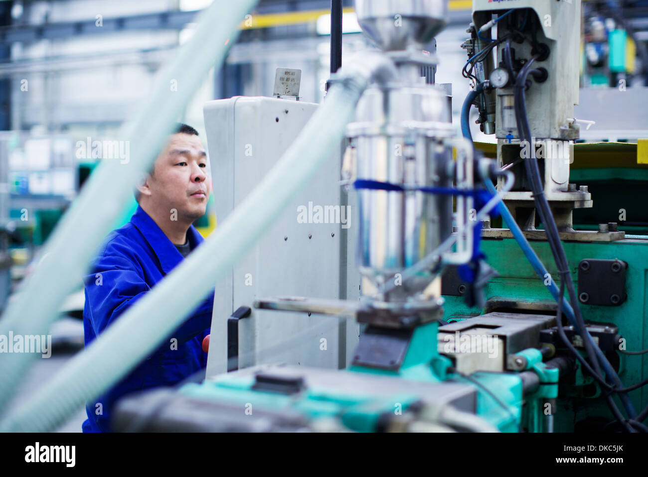 Worker bei kleinen Teilefertigung Fabrik in China Stockfoto