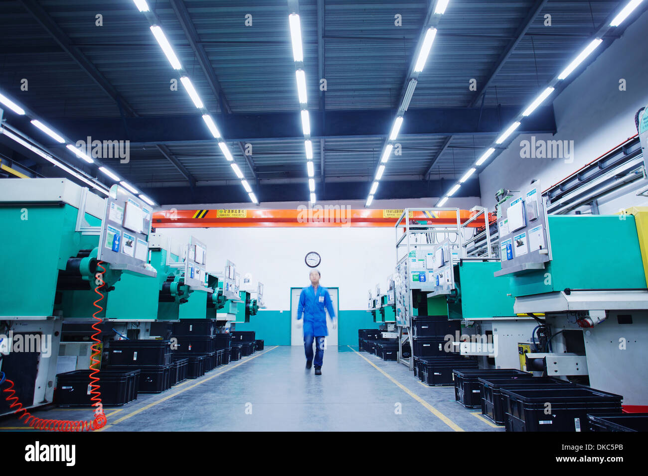 Arbeiter zu Fuß durch kleine Teilefertigung Fabrik in China Stockfoto