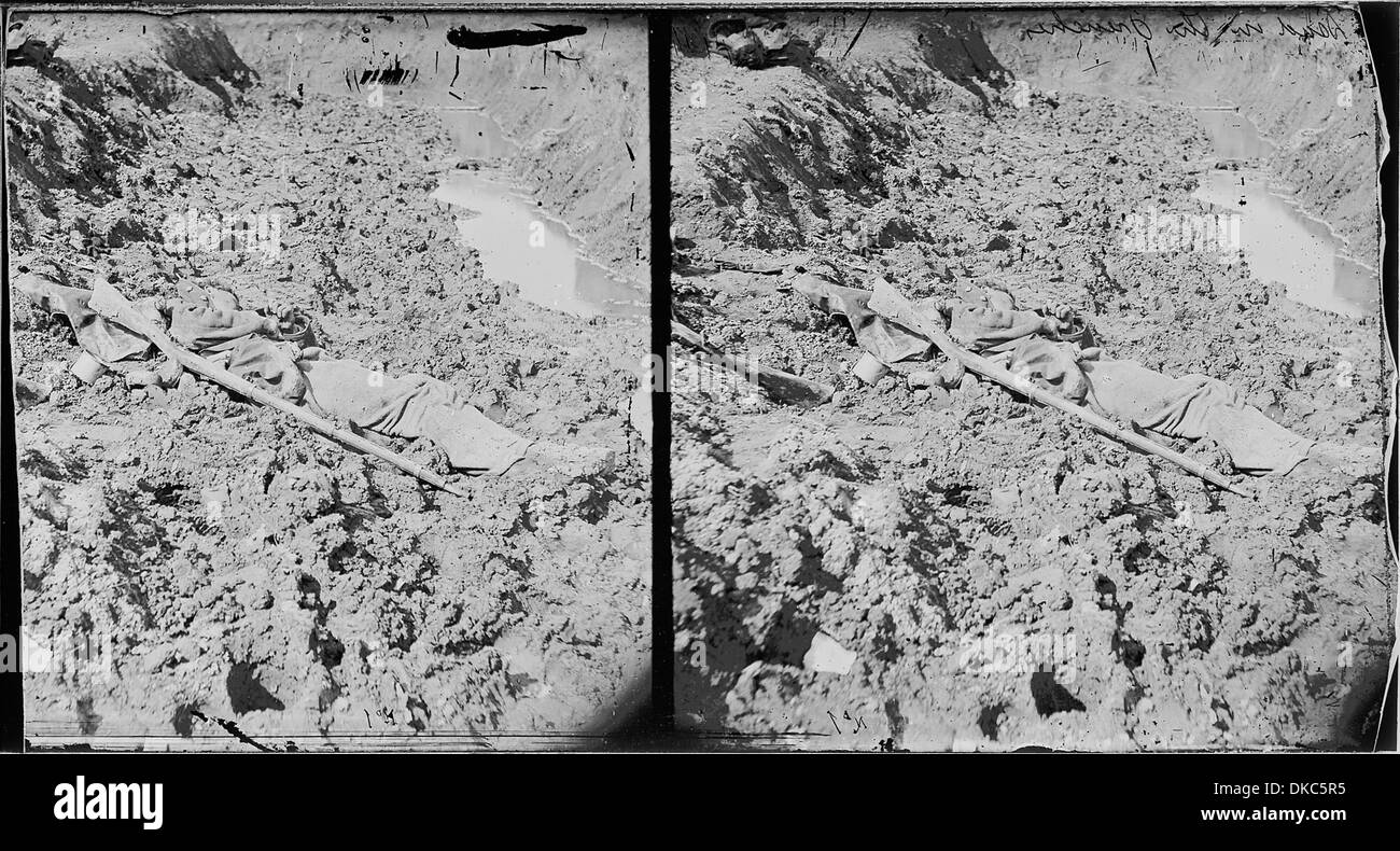 Toten Soldaten im Graben 530524 Stockfoto