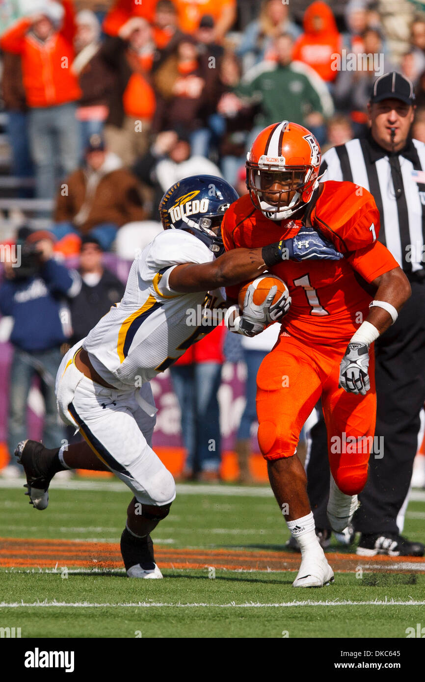 15. Oktober 2011 - Bowling Green, Ohio, USA - Bowling Green Wide Receiver Eugene Cooper (1) von Toledo defensive Back Diauntae Morrow (5) im vierten Quartal Spielaktion in Angriff genommen wird.  Toledo Rockets, der Mid-American Conference West Division, besiegte die Bowling Green Falcons, der MAC East Division, 28-21 in der konstituierenden Spiel für die "Schlacht von i-75 '' Trophäe Doyt Perry Stockfoto