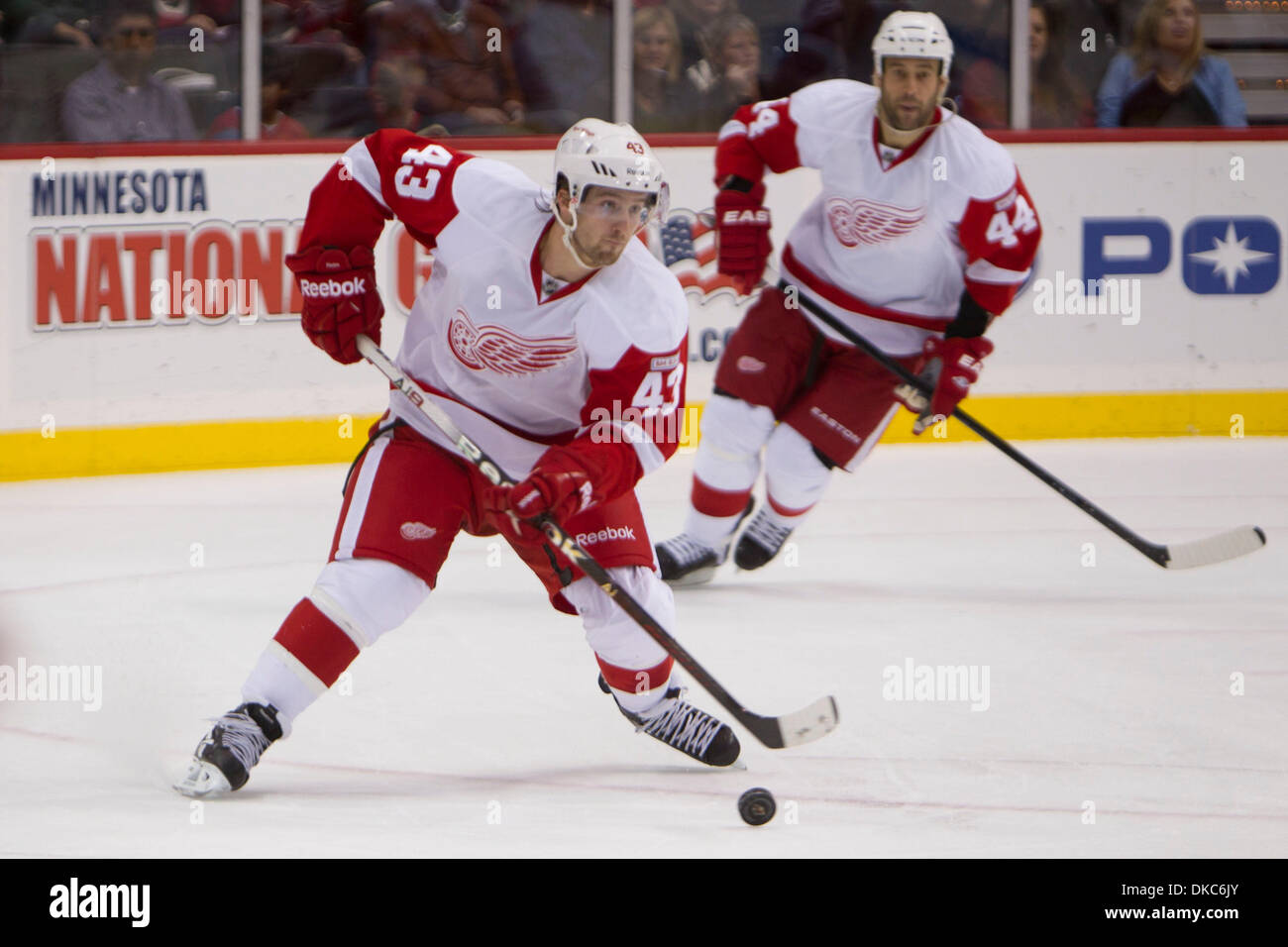 15. Oktober 2011 - St. Paul, Minnesota, USA - flankiert von seinem Teamkollegen Rechtsaußen Todd Bertuzzi (44), Detroit Red Wings-Zentrum, die Darren Helm (43) den Puck in das Eishockey-Spiel zwischen den Detroit Red Wings und die Minnesota Wild im Xcel Energy Center in St. Paul, Minnesota fördert. Die Red Wings gewann das Spiel 3: 2 in der Overtime. (Kredit-Bild: © Steve Kotvis/Southcreek/ZUMAPRESS.com) Stockfoto