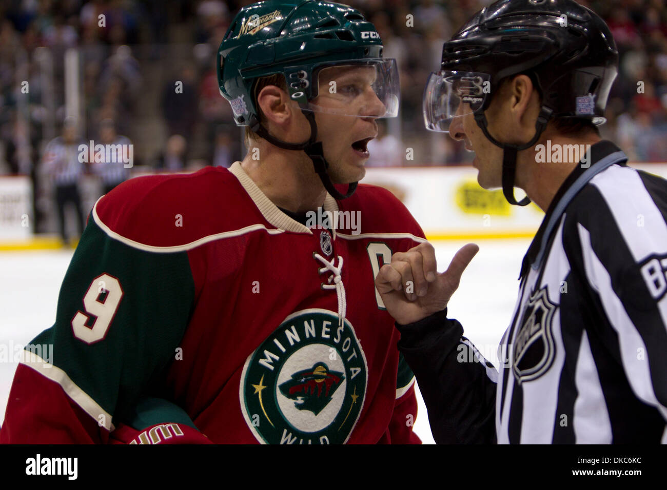 15. Oktober 2011 - hat St. Paul, Minnesota, USA - Minnesota Wild Kapitän Zentrum Mikko Koivu Wörter mit Linienrichter Ryan Galloway (82) bei einem Timeout in der Eishockey-Spiel zwischen den Detroit Red Wings und die Minnesota Wild im Xcel Energy Center in St. Paul, Minnesota. Die Red Wings gewann das Spiel 3: 2 in der Overtime. (Kredit-Bild: © Steve Kotvis/Southcreek/ZUMAPRESS.com) Stockfoto