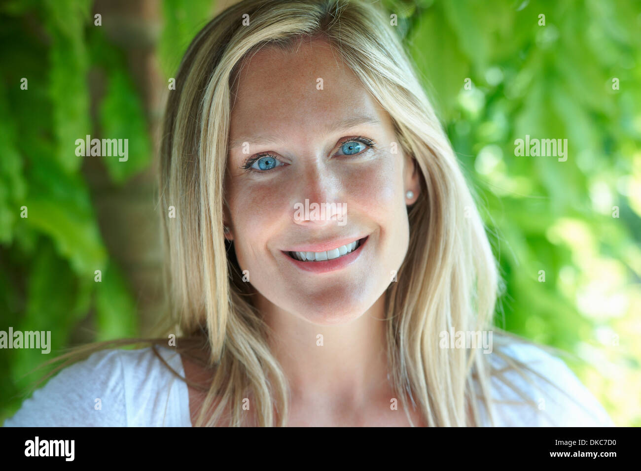 Porträt von Reife Frau mit blonden Haaren und blauen Augen Stockfoto