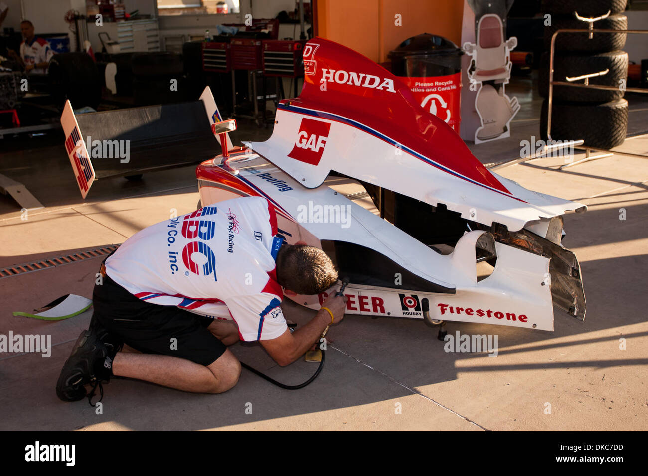 16. Oktober 2011 - Las Vegas, Nevada, USA - arbeitet ein Crew Mitglied #14 ABC liefern Unternehmen Honda Schleifen der Kunststoffe in den Gruben bei der IZOD IndyCar Weltmeisterschaft auf dem Las Vegas Motor Speedway in Las Vegas, Nevada. (Kredit-Bild: © Matt Gdowski/Southcreek/ZUMAPRESS.com) Stockfoto