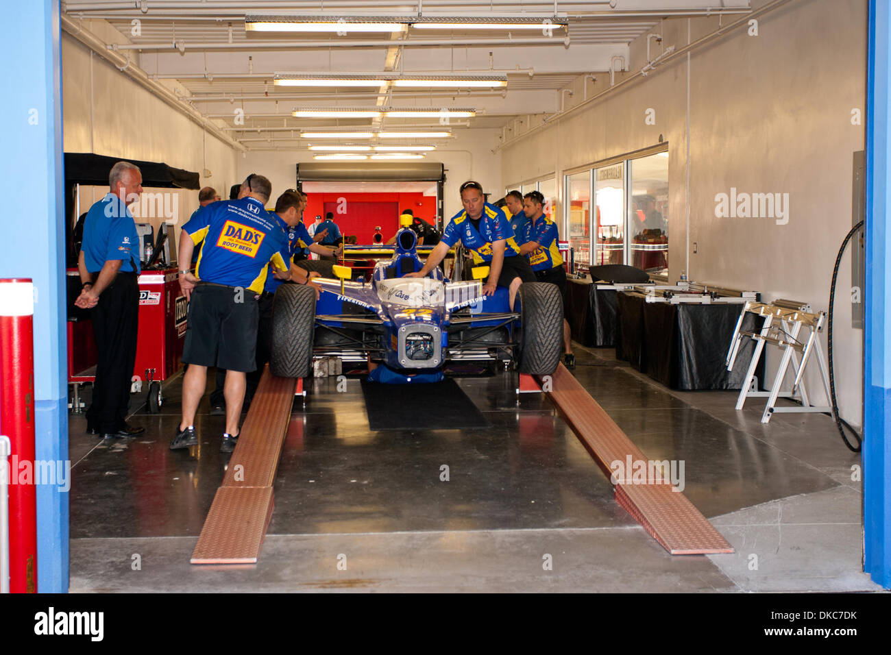 16. Oktober 2011 - rollt Las Vegas, Nevada, USA - The #22 Dad es Root Beer Honda durch Inspektionen bei der IZOD IndyCar Weltmeisterschaft auf dem Las Vegas Motor Speedway in Las Vegas, Nevada. (Kredit-Bild: © Matt Gdowski/Southcreek/ZUMAPRESS.com) Stockfoto