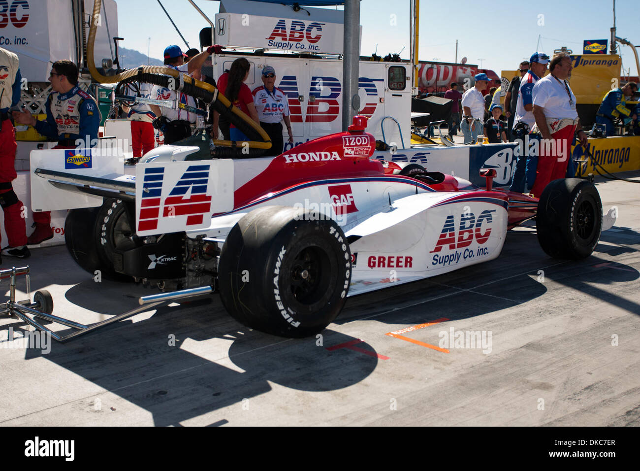 16. Oktober 2011 - Las Vegas, Nevada, USA - The #14 ABC liefern Unternehmen Honda vor dem Start des Rennens gut aussehen.  Leider war es in einer großen Crash in Runde 13 während der spannenden IndyCar racing-Action bei der IZOD IndyCar Weltmeisterschaft auf dem Las Vegas Motor Speedway in Las Vegas, Nevada gefangen. (Kredit-Bild: © Matt Gdowski/Southcreek/ZUMAPRESS.com) Stockfoto