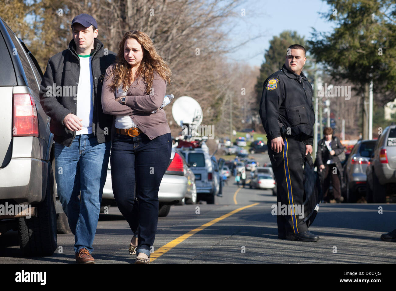 Newtown, Connecticut, USA. 14. Dezember 2012. Eltern kommen, um Kinder zu bekommen. 20-Year-Old Adam Lanza Schuss tödlich zwanzig Kinder und sechs Erwachsene Mitarbeiter in einem Massenmord an Sandy Hook-Grundschule im Dorf von Sandy Hook in Newtown, Connecticut. Vor der Fahrt zur Schule, Lanza geschossen und tötete seine Mutter Nancy zu Hause Newtown. First Responder angekommen, beging er Selbstmord durch erschießen selbst in den Kopf. © Andrew Sullivan/ZUMA Wire/ZUMAPRESS.com/Alamy Live-Nachrichten Stockfoto