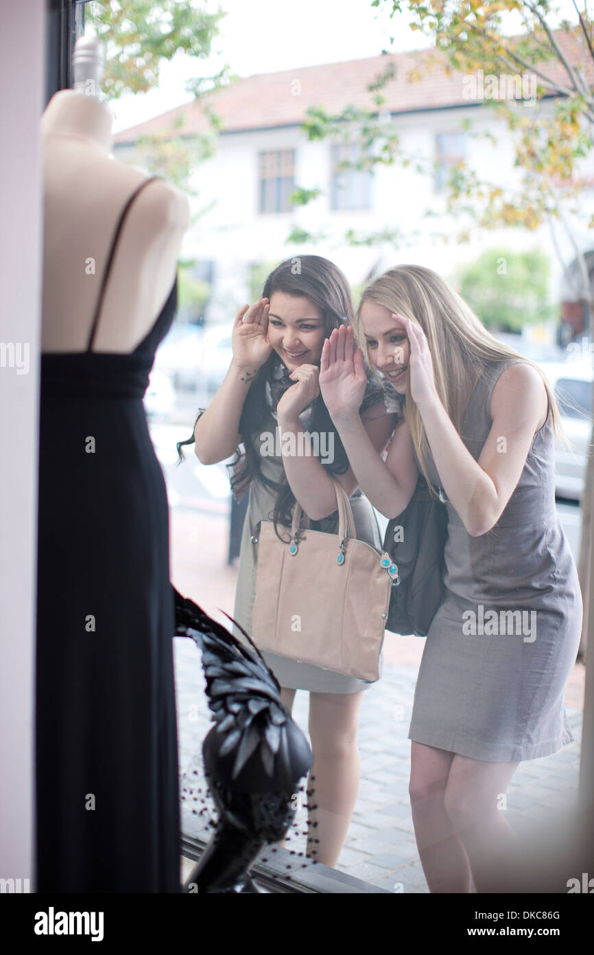 Freunde-Fenster einkaufen, Blick durch Ladenfront Stockfoto