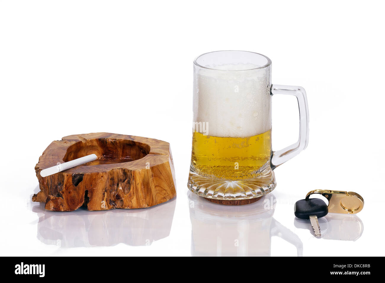 Bier, Aschenbecher mit Zigarette und Schlüssel auf einem weißen Hintergrund Stockfoto