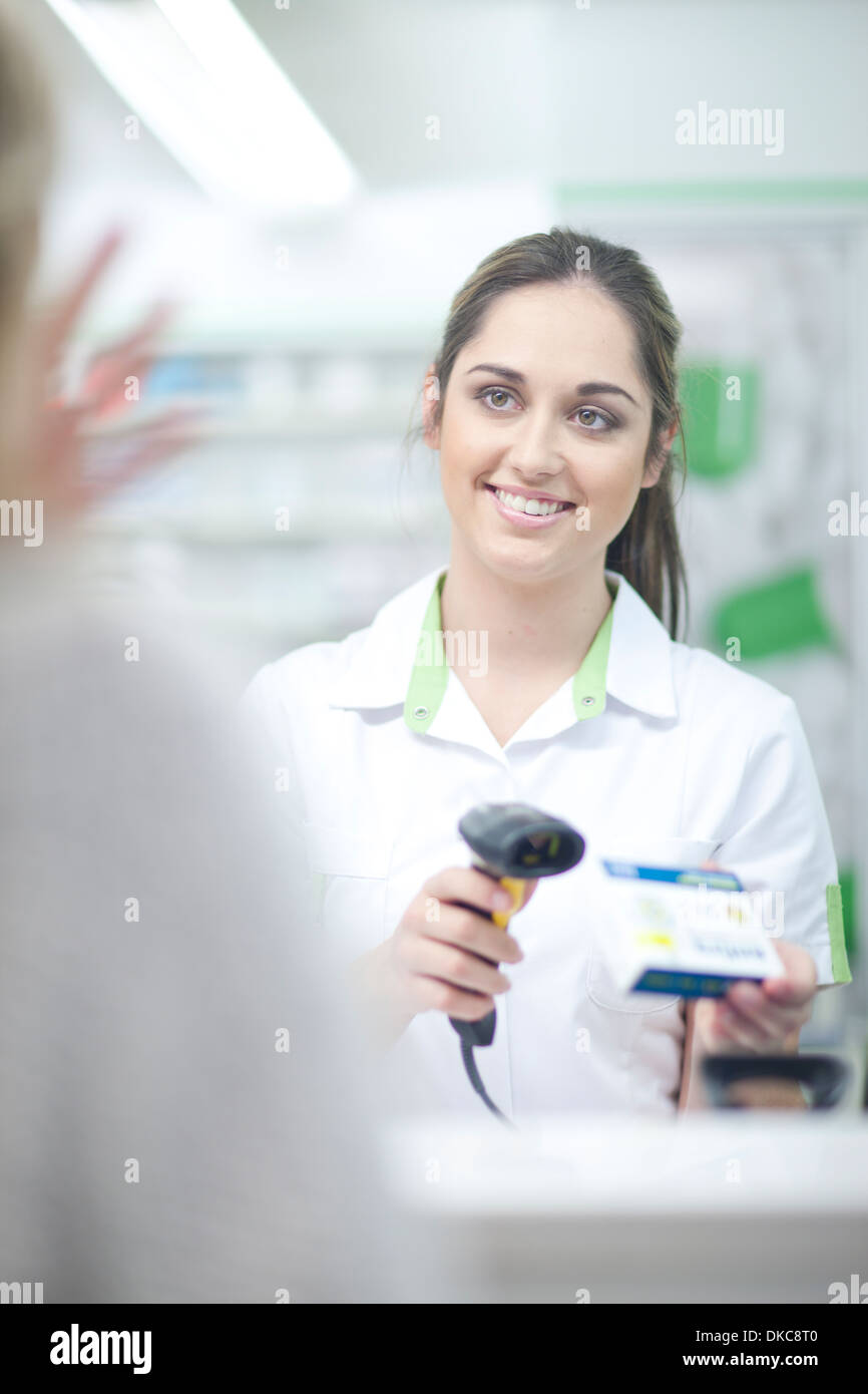 Apotheker Scan Barcode auf Medikamente Stockfoto