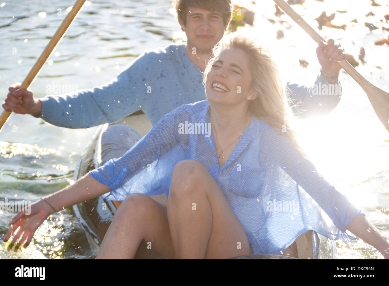 Junge romantisch zu zweit Plantschen im Ruderboot Stockfoto