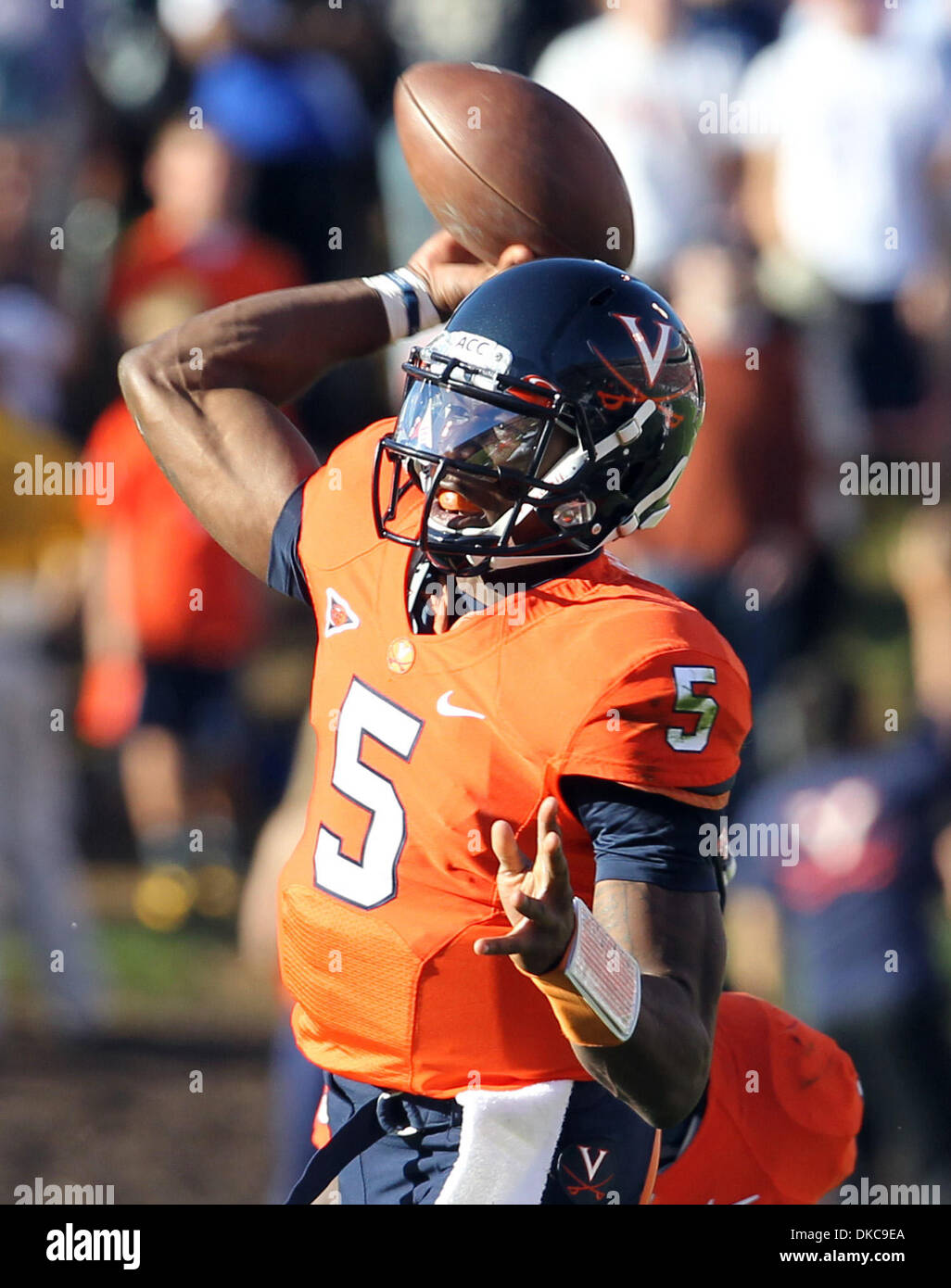 15. Oktober 2011 - Handspiel von Charlottesville, Virginia, USA - NCAA Football 2011 - Virginia Cavaliers Quarterback DAVID WATFORD (5) bei der ACC-Fußballspiel gegen Georgia Tech im Scott-Stadium. Virginia gewann 24-21. (Kredit-Bild: © Andrew Shurtleff/ZUMAPRESS.com) Stockfoto