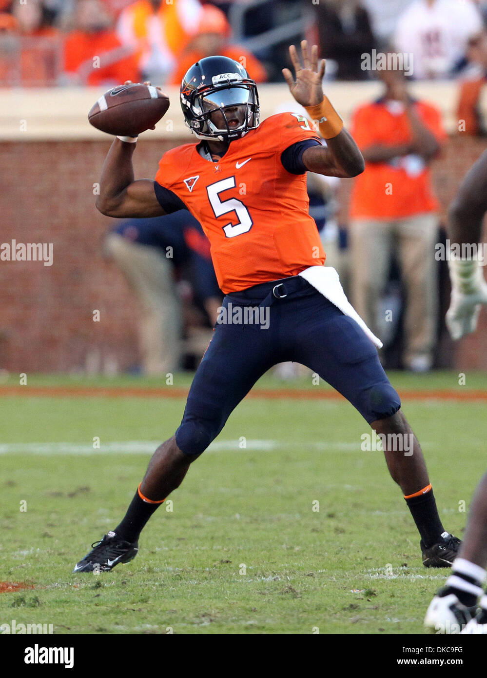 15. Oktober 2011 - Handspiel von Charlottesville, Virginia, USA - NCAA Football 2011 - Virginia Cavaliers Quarterback DAVID WATFORD (5) bei der ACC-Fußballspiel gegen Georgia Tech im Scott-Stadium. Virginia gewann 24-21. (Kredit-Bild: © Andrew Shurtleff/ZUMAPRESS.com) Stockfoto