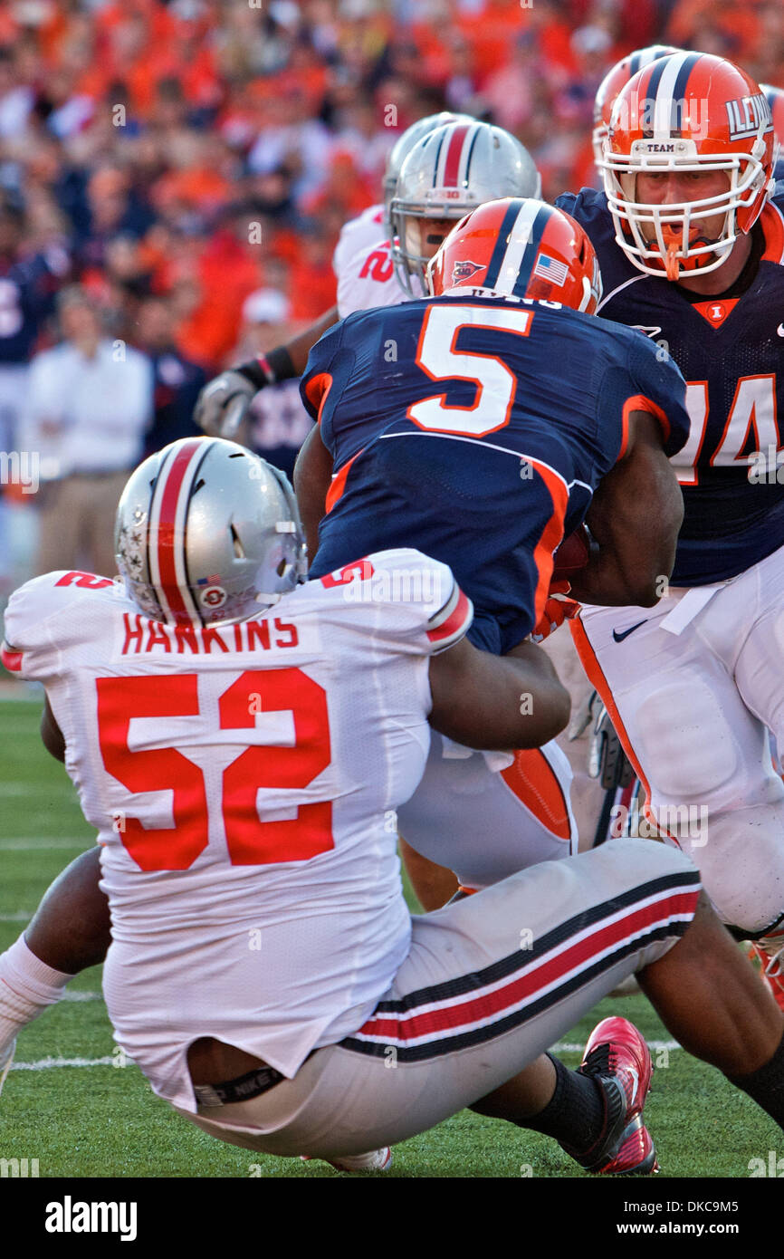 15. Oktober 2011 - ringt Champaign, Illinois, USA - Ohio State Buckeyes defensive Lineman Johnathan Hankins (52) im dritten Quartal des Spiels zwischen Ohio State und Illinois im Memorial Stadium, Champaign, Illinois Illinois Fighting Illini Runningback Donovonn Young (5) zu Boden.  Ohio State besiegt Illinois 17-7. (Kredit-Bild: © Scott Stuart/Southcreek/ZUMAPRESS.co Stockfoto