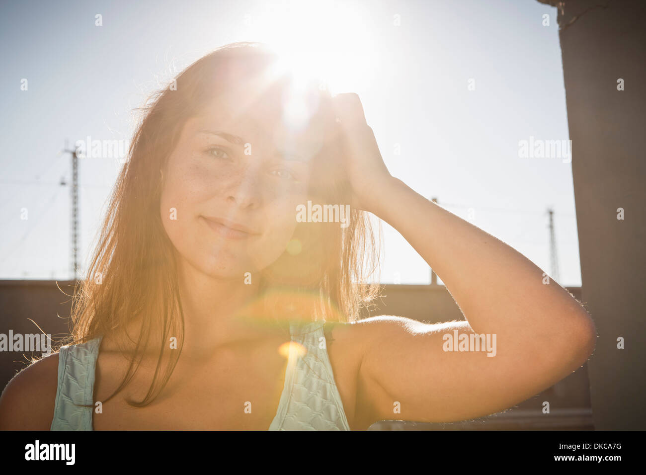Porträt der jungen Frau mit Hand im Haar Stockfoto
