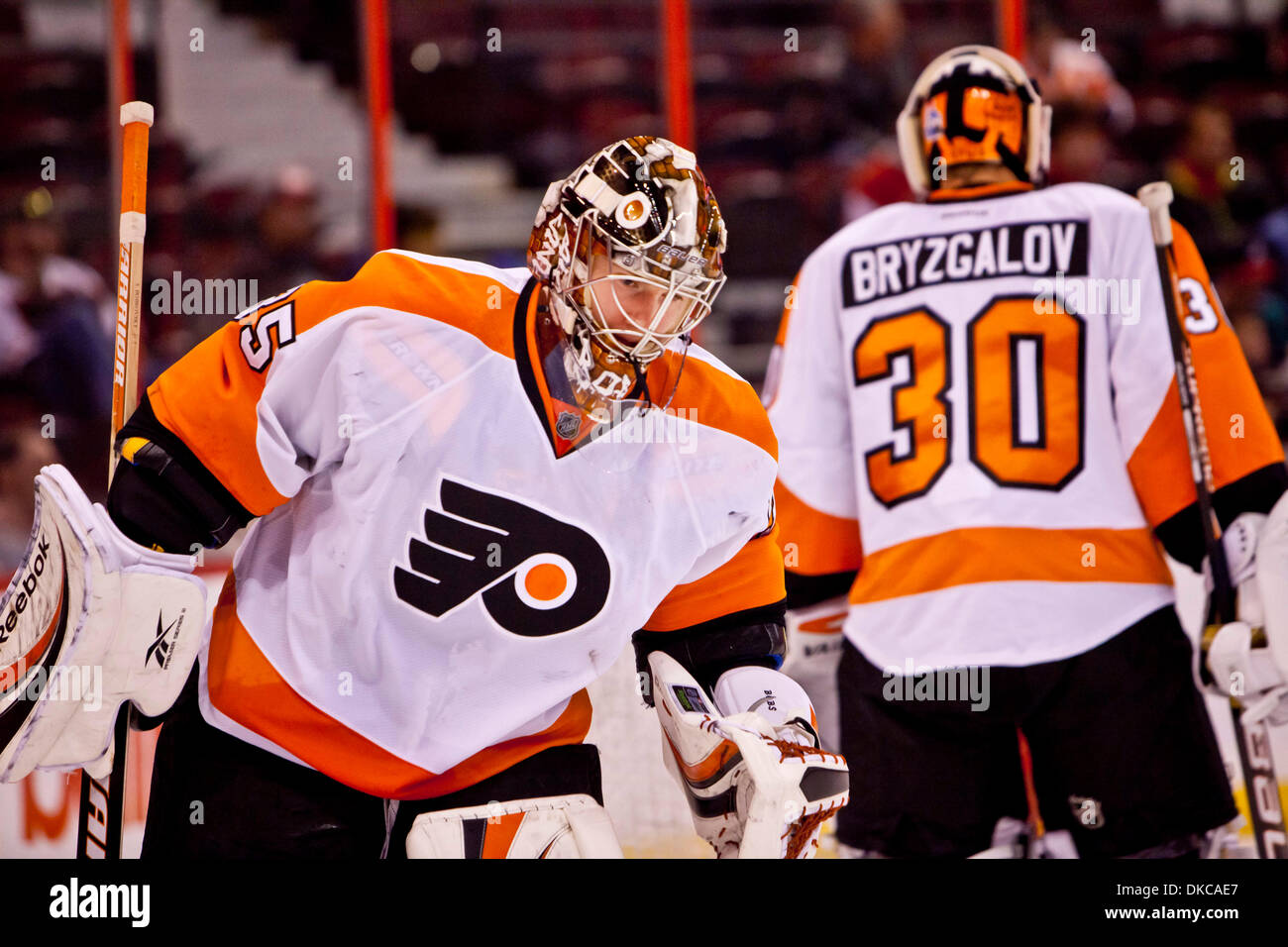 18. Oktober 2011 - Ottawa, Ottawa, Kanada - Philadelphia Torwart, Sergei Bobrovsky(35) beim Aufwärmen zwischen den Senatoren und Flyer in Ottawa, Ontario, Kanada. (Kredit-Bild: © Leon Switzer/Southcreek/ZUMAPRESS.com) Stockfoto