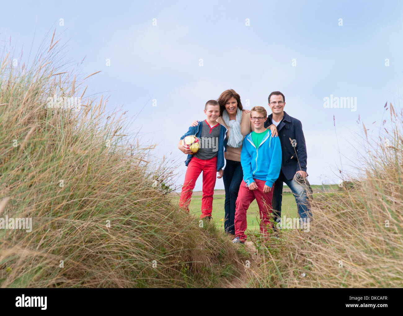 Familienfoto auf Sanddünen Stockfoto