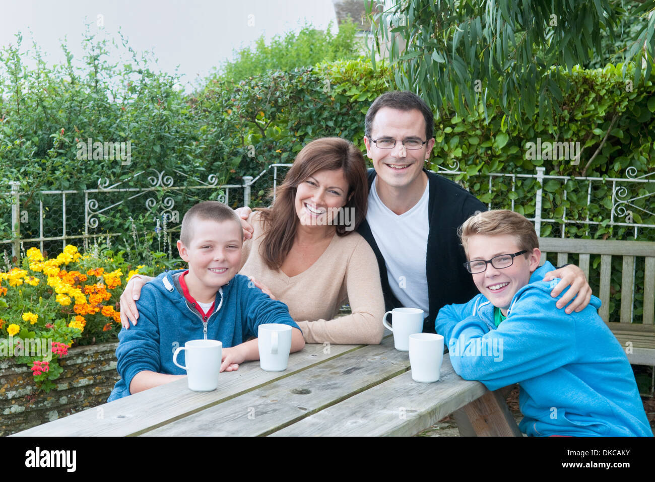 Familienbild bei Picknickbank Stockfoto