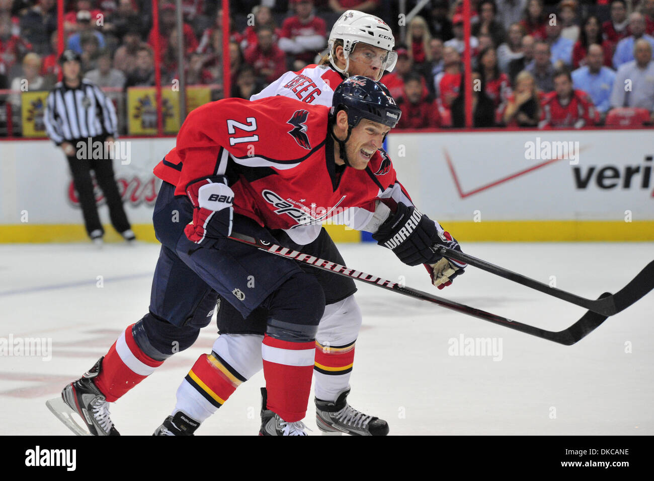 18. Oktober 2011 - Washington Dc, District Of Columbia, Vereinigte Staaten von Amerika - Verizon Center NHL Spiel Action. Washington Capitals zentrieren Brooks Laich (21) um den Puck kämpfen. Endstand; 3 Hauptstädte Panthers 0 (Kredit-Bild: © Roland Pintilie/Southcreek/ZUMAPRESS.com) Stockfoto