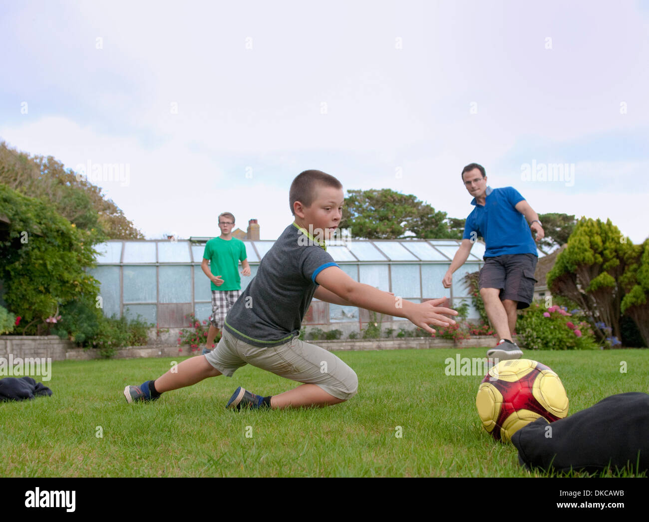 Familiengarten im sohn spielen Stockfotos und bilder Kaufen Alamy