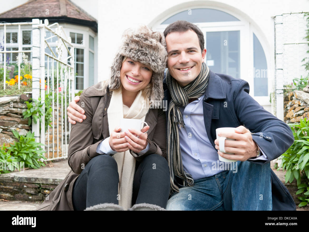 Mitte erwachsenes paar außerhalb neues Haus Stockfoto