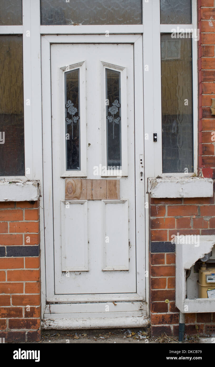 Leeres Haus mit blockierten Briefkasten Stockfoto