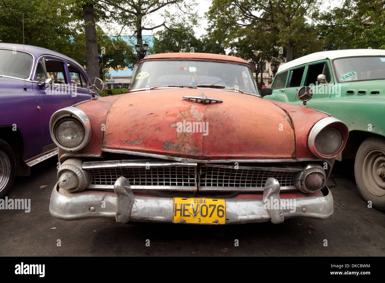 Alte amerikanische Autos aus den 1950er Jahren noch als Taxis auf den Straßen von Havanna, Kuba, Karibik verwendet wird Stockfoto
